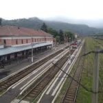 Copaci căzuți pe linia de contact între Meri și Lainici. Mai multe trenuri au fost anulate