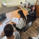 O școală scoate o revistă de un deceniu