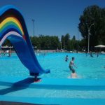 Opt adolescenți, bănuiți de distrugere la Ștrandul Municipal din Deva