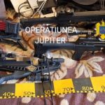 Arme neletale, arbalete și articole pirotehnice deținute ilegal, ridicate în urma a șapte percheziții