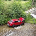 Mamă și fiică rănite într-un accident de circulație. Mașina a ajuns în râu