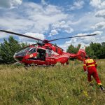 Bărbat grav rănit după ce a fost prins sub un tractor. Victima a fost preluată de elicopterul SMURD