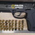 Armă neletală și zeci de cartușe, descoperite de polițiști într-un apartament din Uricani, după un conflict domestic