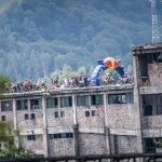Motocicliști pe acoperișul clădirilor de la fosta mină Petrila