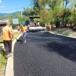 Strada Tineretului din Lupeni intră în etapa de asfaltare. Primarul Lucian Resmeriță: „Important este că începem!”