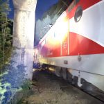 Călători blocați ore întregi în tren, după ce s-a rupt pantograful locomotivei. Circulația feroviară a fost reluată abia după miezul nopții