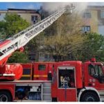 Incendiu violent într-un bloc din Călan. O femeie de 89 de ani a murit