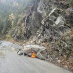 Au căzut bolovani pe DN7A. Soluțiile așteaptă HG