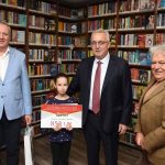 O fetiță de 11 ani din Brad, premiată pentru pasiunea sa pentru lectură