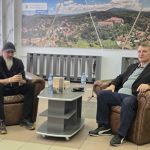 Viorel Ilișoi a adus  lumea copilăriei din Comunism, cu imagini, sunete și gusturi alese, la Petroșani
