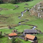 Energie pentru șapte gospodării izolate din Hunedoara. Proiectul a ajuns la casa cu numărul 100